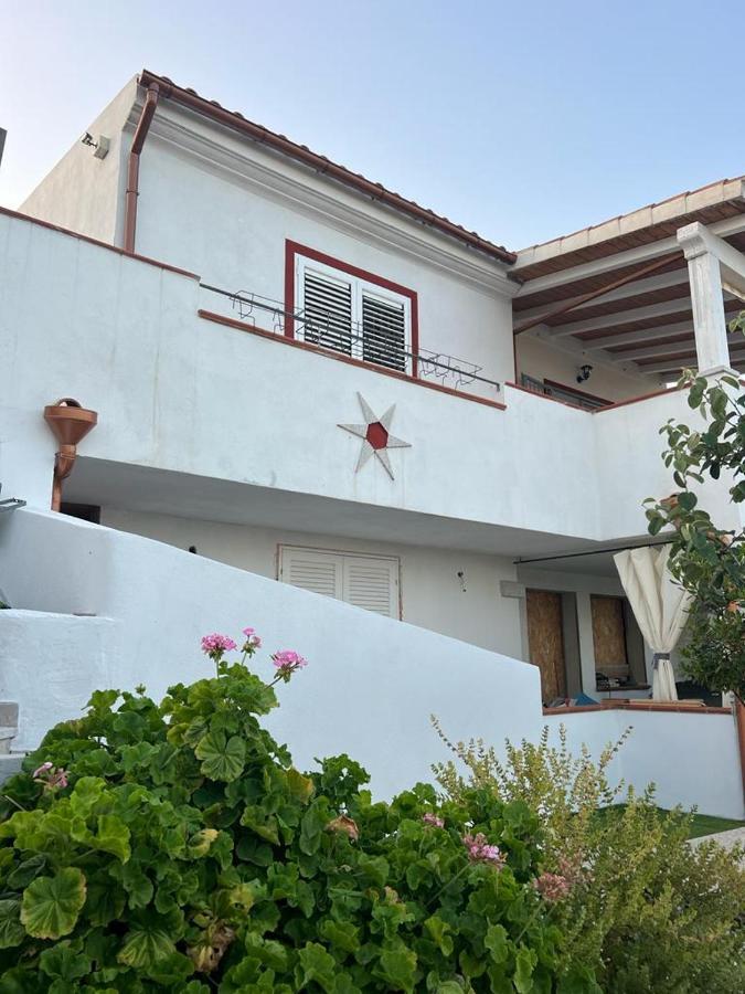 Insula -- Telti Hotel Buitenkant foto